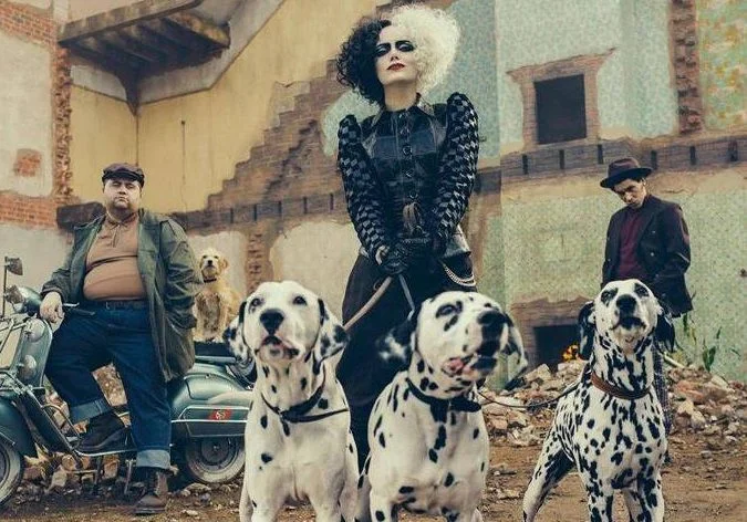 Em novo trailer, Cruella enfrenta Baronesa Von Hellman e rouba os dálmatas pela primeira vez