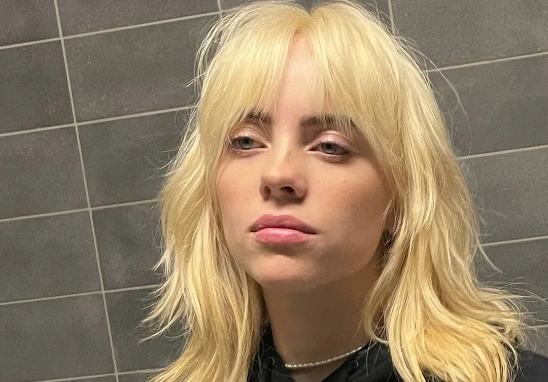 Mistério resolvido! Billie Eilish conta porque usou peruca para esconder o cabelo loiro