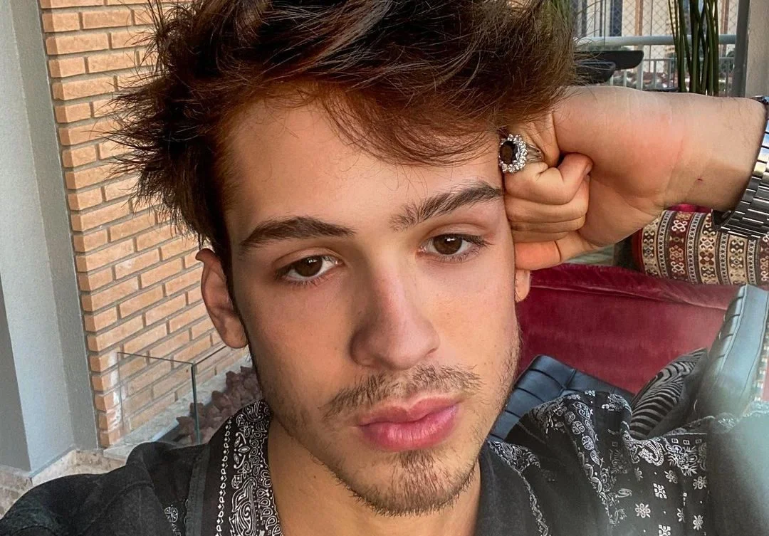 João Guilherme se pronuncia e pede por respeito após deixar escapar nudes no Story
