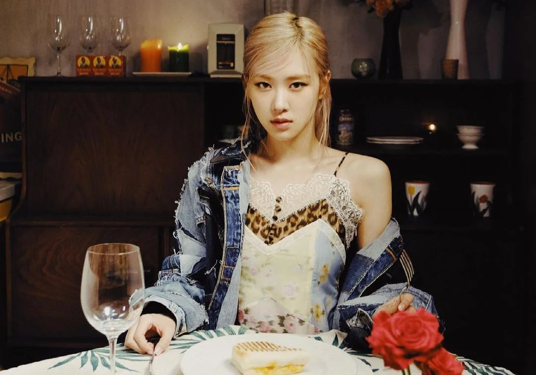 Rosé tenta superar o fim de um relacionamento no clipe de ‘Gone’! Confira