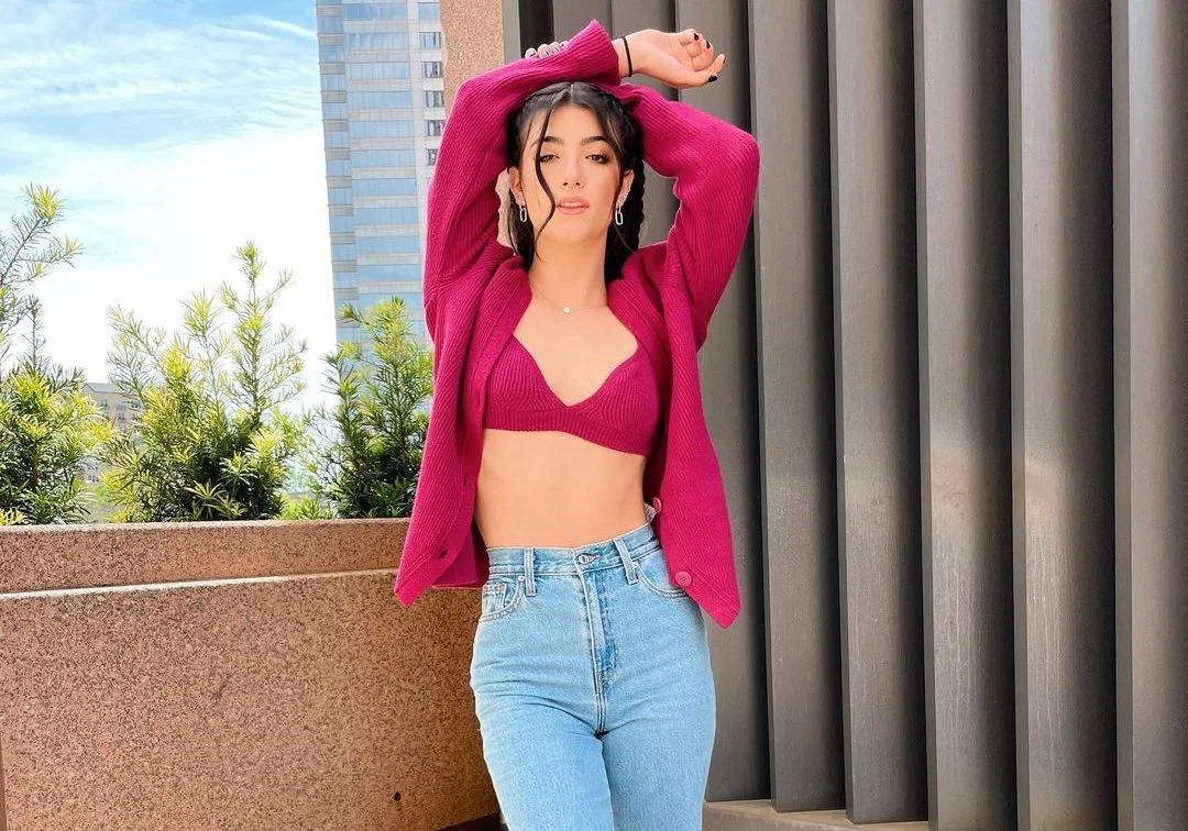 Charli D’Amelio cria conta secreta no TikTok e fãs descobrem! Veja os vídeos