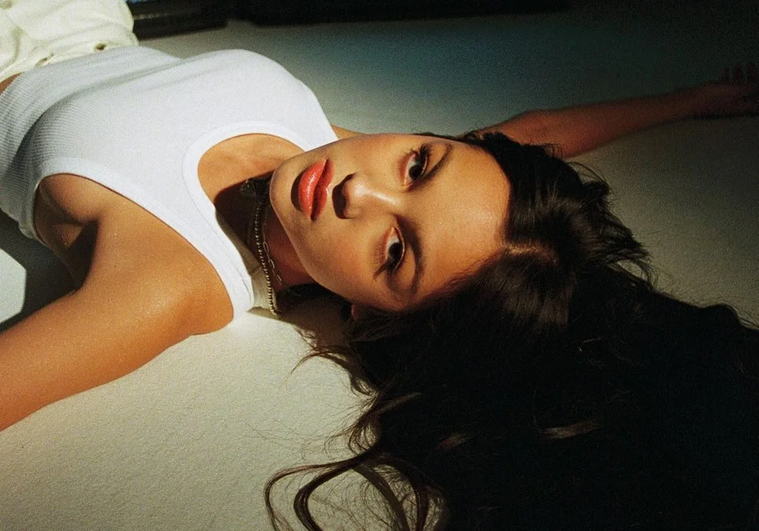 “Estava sentindo muita dor e insegurança”: Olivia Rodrigo conta sobre período que inspirou seu primeiro álbum