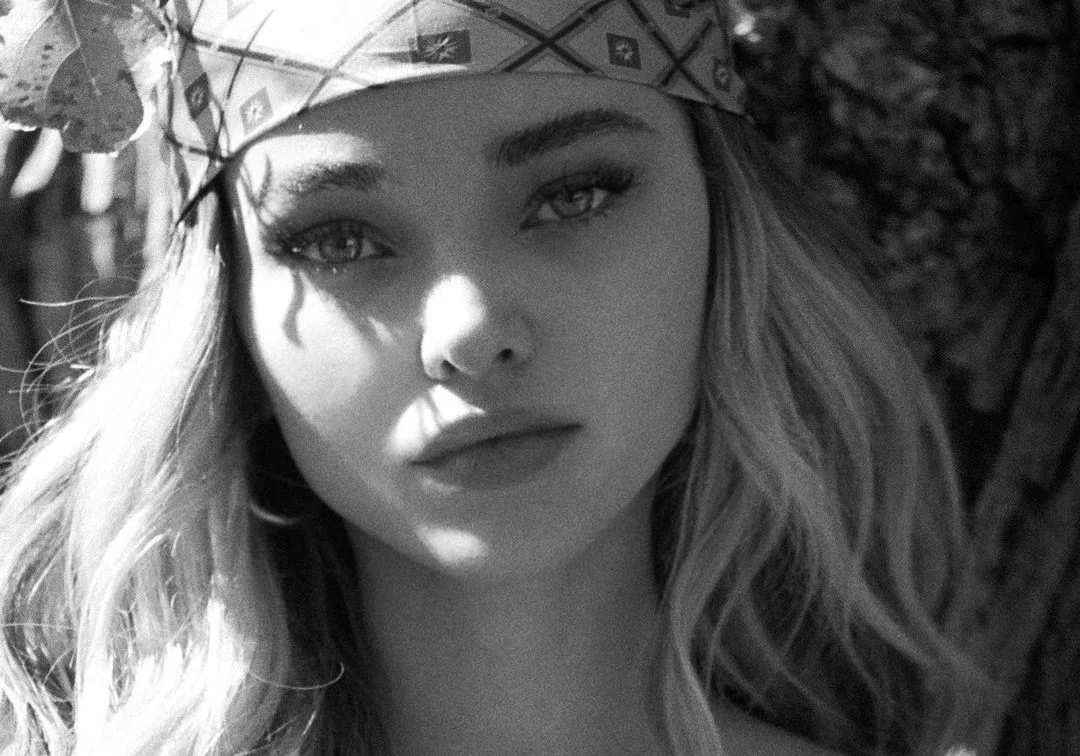 Dove Cameron entrega tudo em versão acústica de ‘Lazy Baby’! Vem assistir