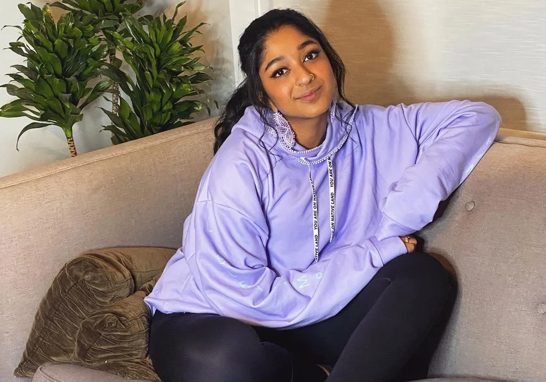 Parecida com Devi? Maitreyi conta como era na escola, se é #TEAMBEN e fala sobre a importância da amizade na série