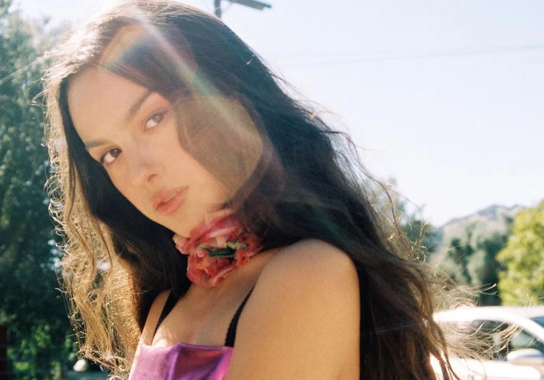 Olivia Rodrigo arrasa em game musical cantando Taylor Swift e revela sonho de uma colab com Billie Eilish