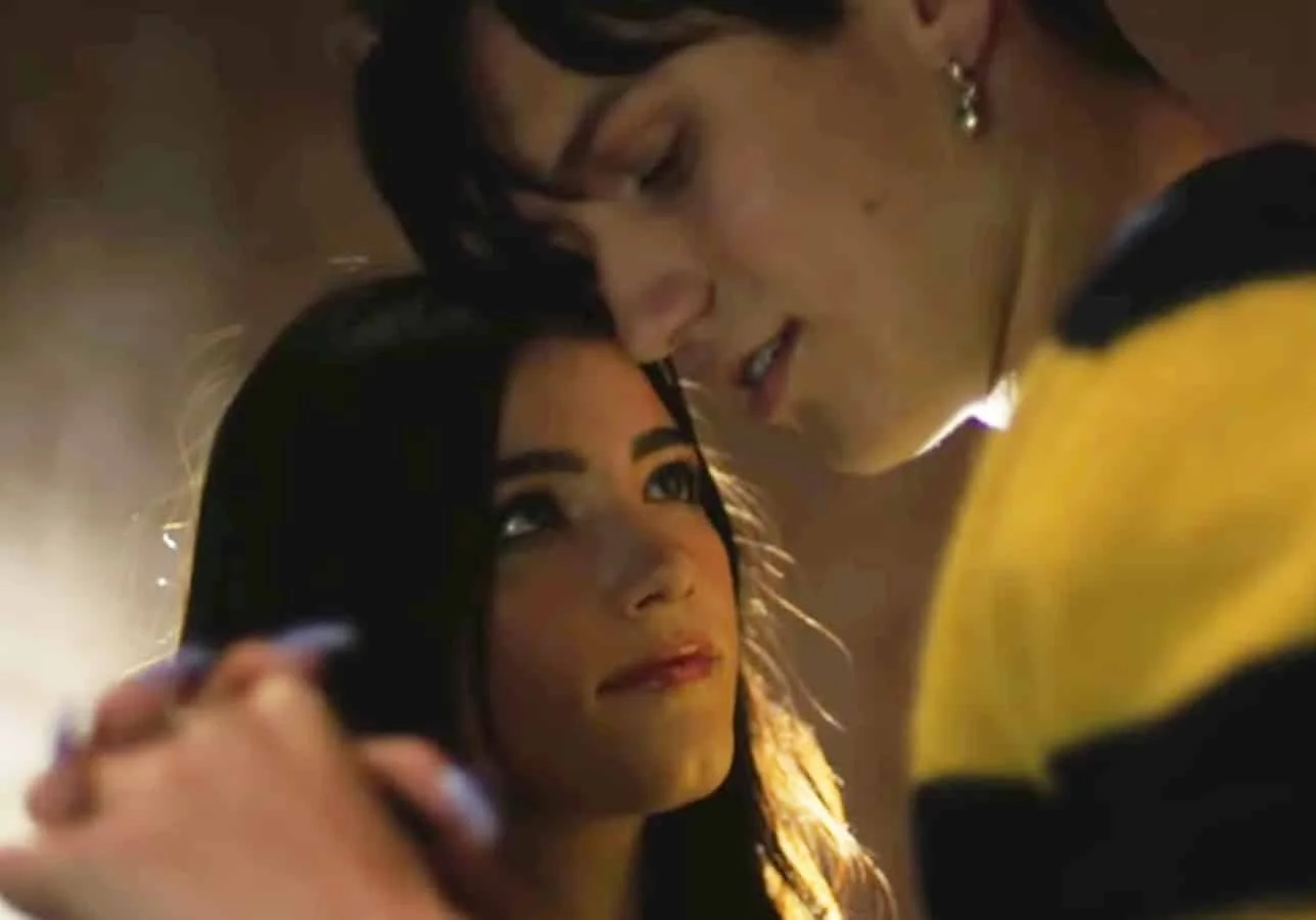 Chase Hudson libera o clipe de ‘America’s Sweetheart’ com Charli D’Amelio entregando tudo na dança!