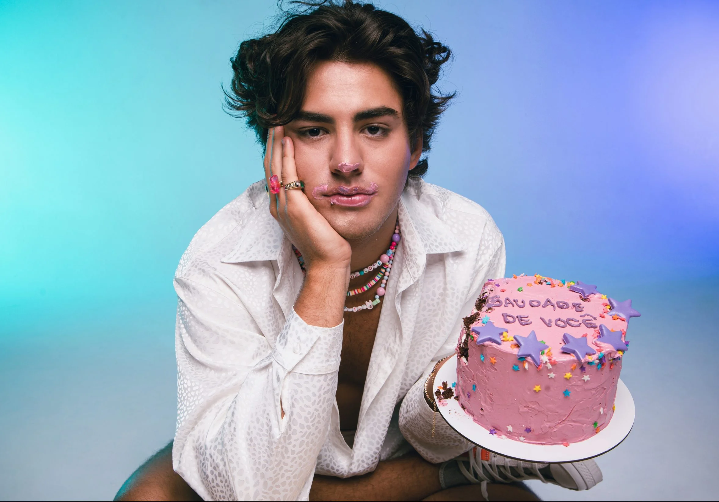 ‘Saudade de Você’: Em novo clipe, Lucas Pretti se diverte num mundo lúdico enquanto pensa na crush