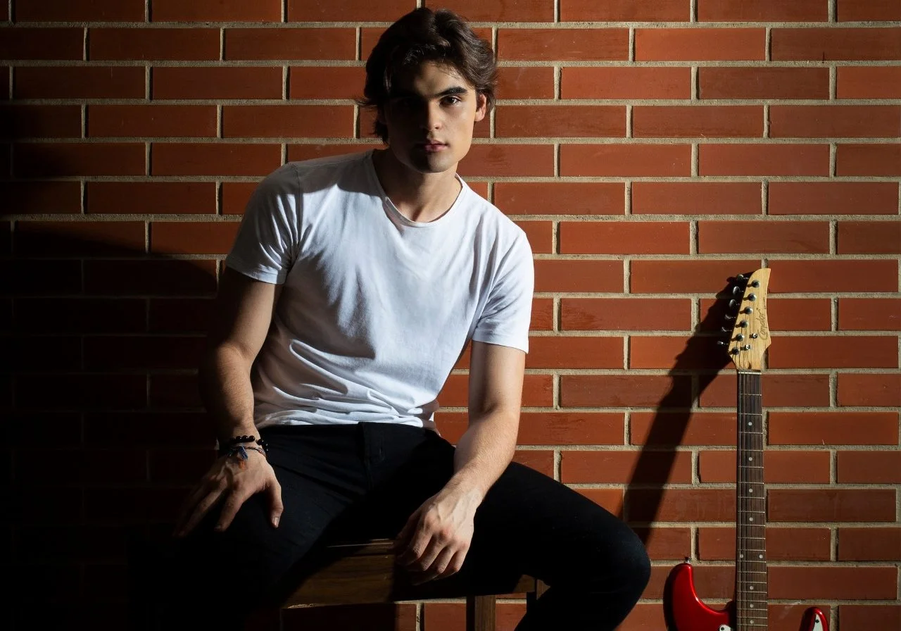 Música e pintura: Rob Miranda mistura sentimentos e arte no clipe de ‘Honey Eyes’