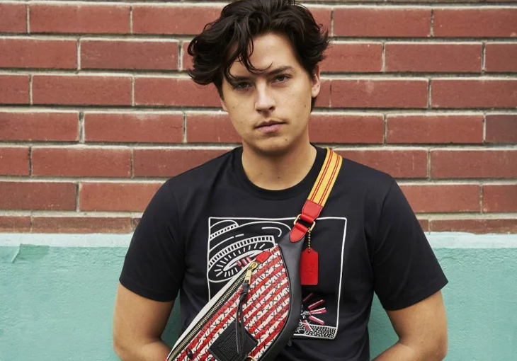 Cole Sprouse avaliou produtos à venda com seu rosto e você precisa ver esse vídeo!
