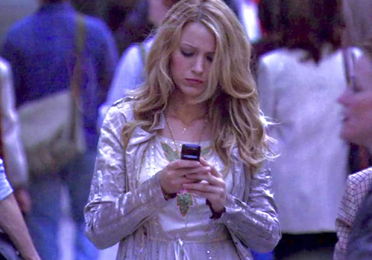 Escritor de ‘Gossip Girl’ explica cena icônica de Serena jogando celular no lixo!