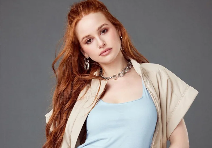 Você precisa ver a Madelaine Petsch super confusa jogando ‘Minecraft’ pela primeira vez!
