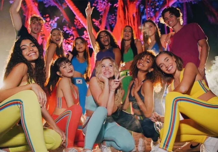 Now United: Com detalhes dos bastidores, Savannah Clarke mostra como foram as gravações ‘Fiesta’