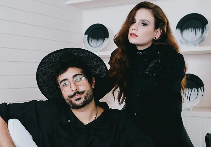 Com letra bilíngue e clipe conceitual, Zeeba e Carol Biazin lançam ‘Cansei’