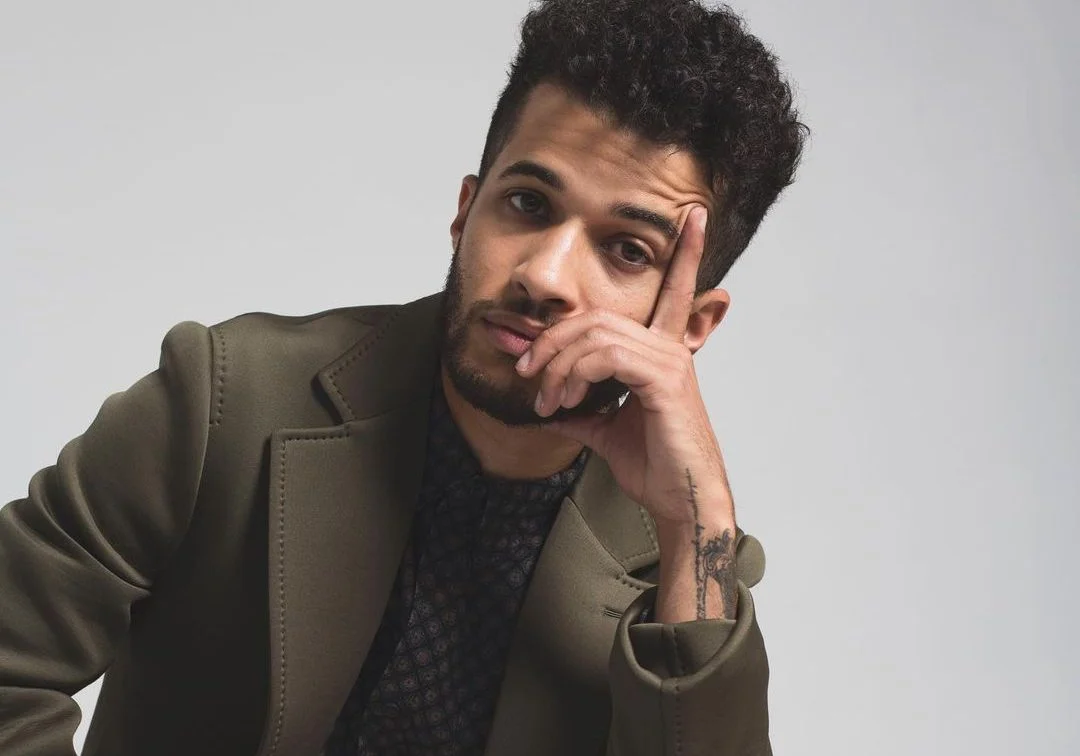 Nosso novo herói! Jordan Fisher aparece irreconhecível na primeira foto oficial de ‘The Flash’
