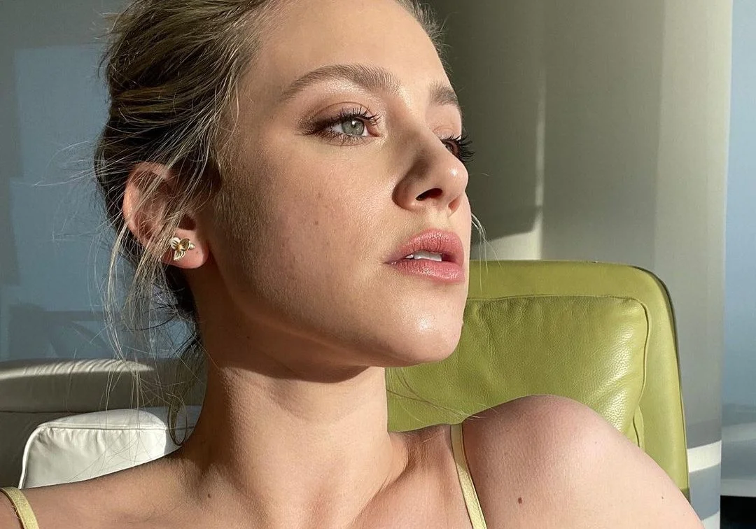 “É uma batalha exaustiva”: Lili Reinhart faz desabafo sobre viver com depressão