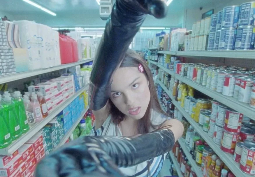 Olivia Rodrigo encarna uma líder de revoltada com boys no clipe de ‘Good 4 U’!