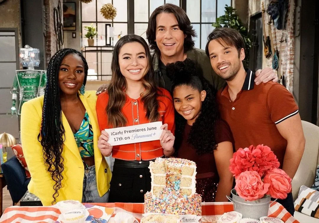 Miranda Cosgrove defende colega de elenco de ‘ICarly’ após ataques racistas: “Isso não é aceitável”