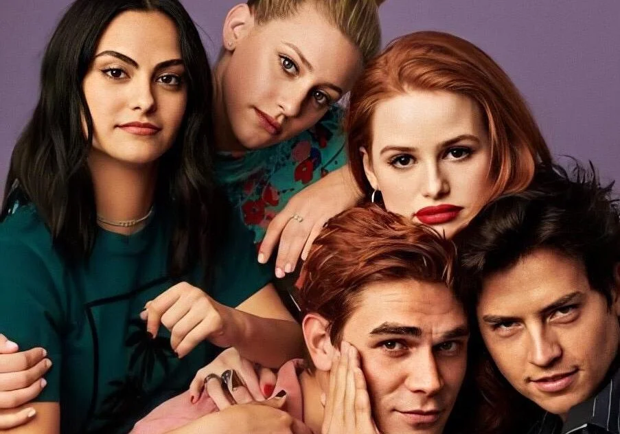 Você precisa ver essas fotos fofas do elenco de ‘Riverdale’ descansando entre gravações!