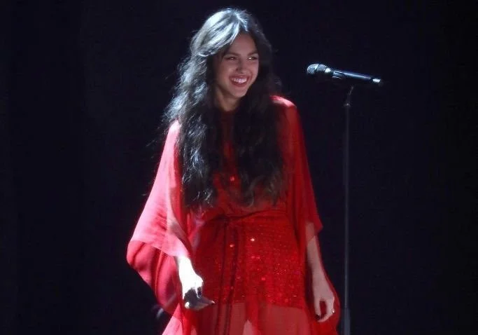 Olivia Rodrigo faz apresentação emocionante de “drivers license” e fãs vão à loucura!