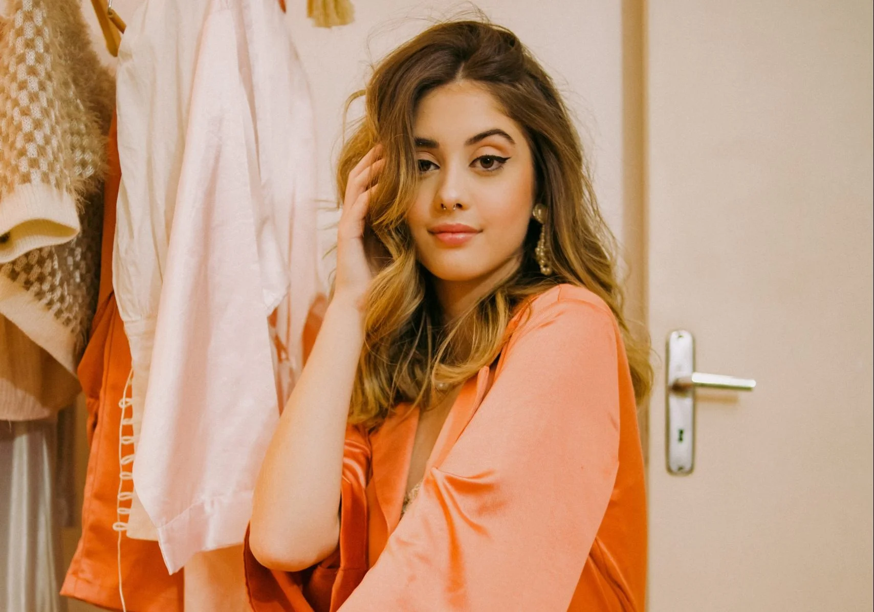 Ananda está cansada de sofrer por um boy que não liga pra ela no clipe de ‘Segunda Opção’