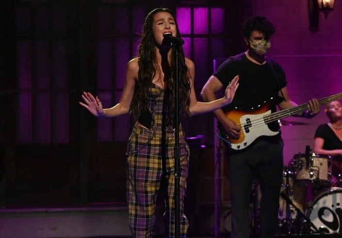 Com muito drama e carão, Olivia Rodrigo brilha na primeira apresentação de ‘Good 4 U’ no SNL