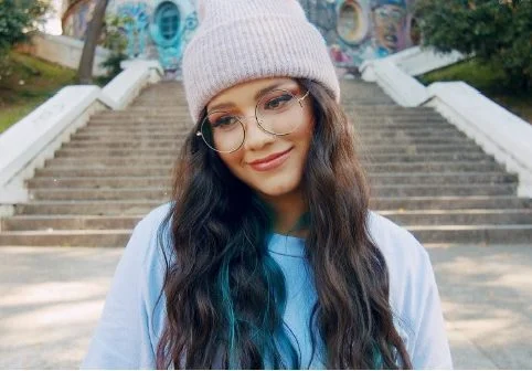 Bia Marques investe no funk pelúcia em seu mais novo single, ‘Me Deu Foi Chifre’