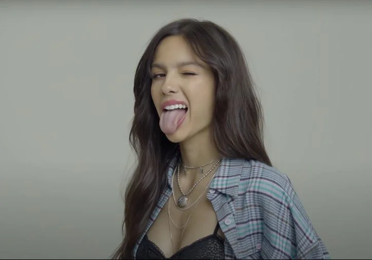 Olivia Rodrigo sobe no telhado e entrega tudo na performance de “favorite crime”! Vem assistir