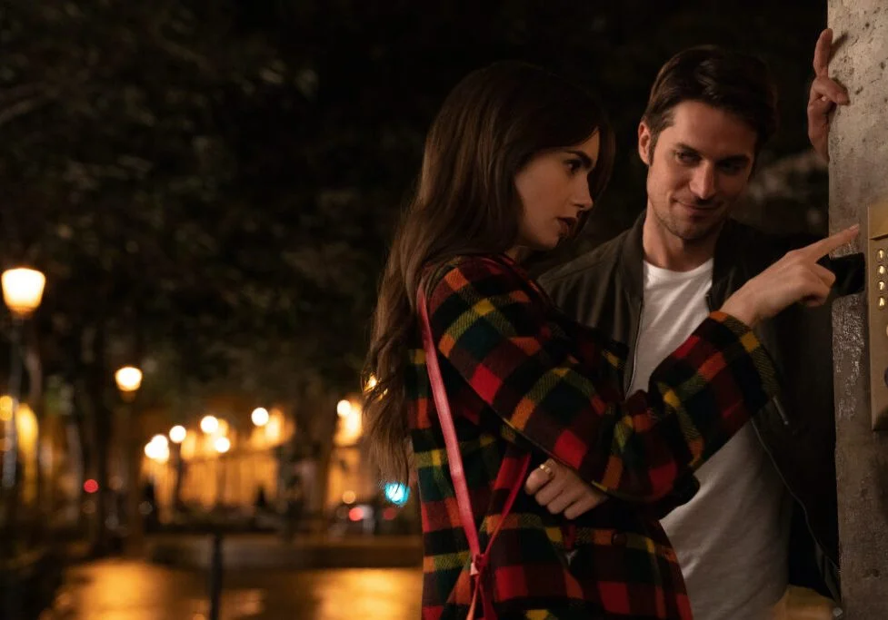 ‘Emily em Paris’: 2ª temporada terá novos personagens e outro interesse amoroso!