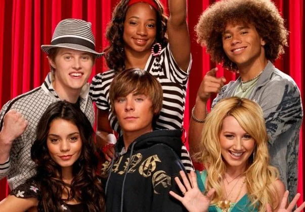 Casal queridinho de ‘High School Musical’ será par romântico novamente em filme natalino