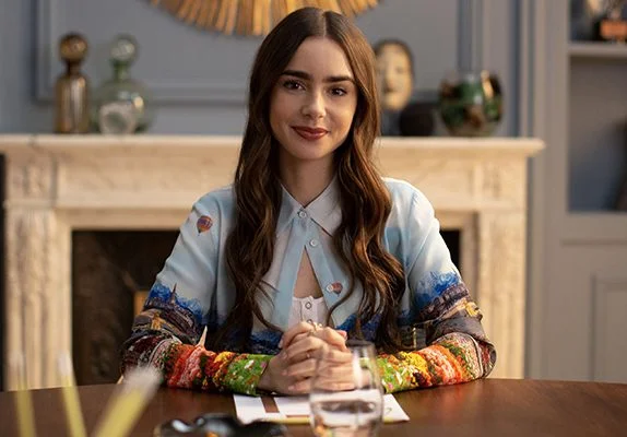 ‘Emily em Paris’: Primeiras fotos das gravações da 2ª temporada são divulgadas! Confira