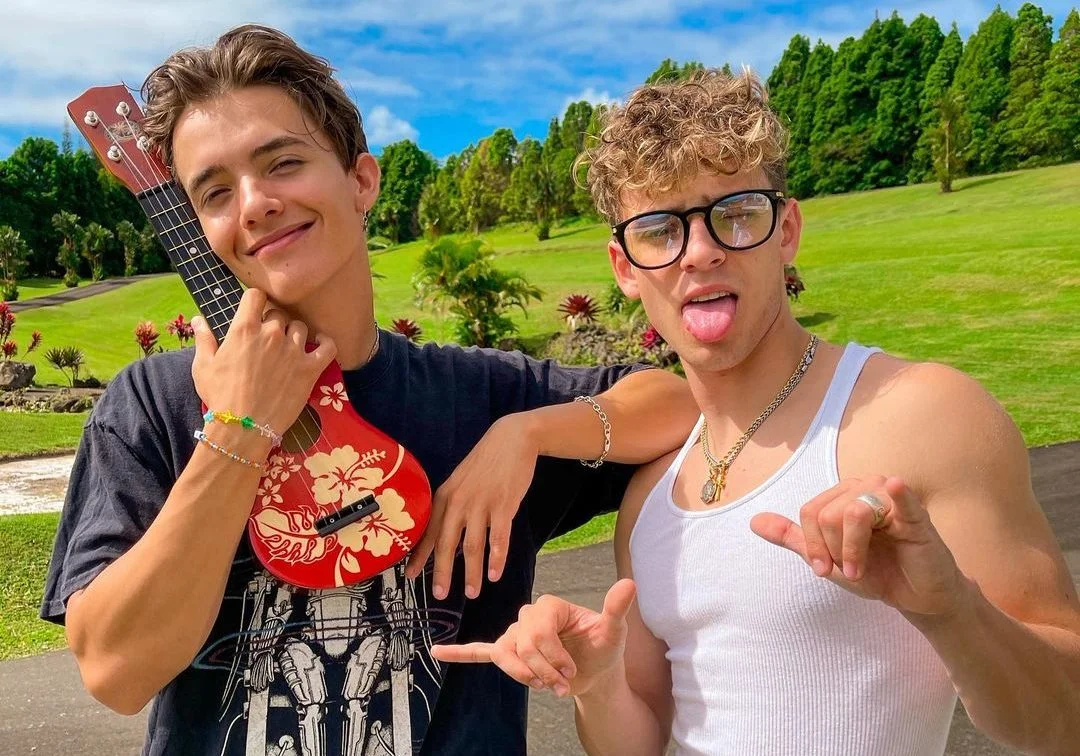 Now United: Josh Beauchamp e Noah Urrea cantam ‘Copacabana’, nova faixa do grupo