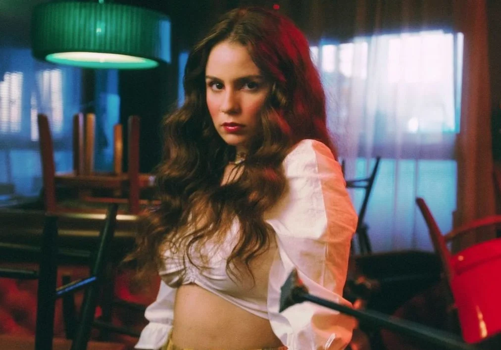 Carol Biazin entrega tudo em cover belíssimo de ‘Favorite Crime’, faixa de Olivia Rodrigo