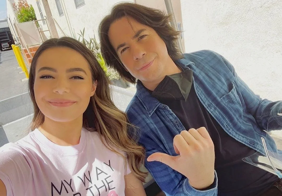 Conheça o novo apê do Spencer! Miranda Cosgrove e Jerry Trainor fazem tour pelo cenário de ‘ICarly’
