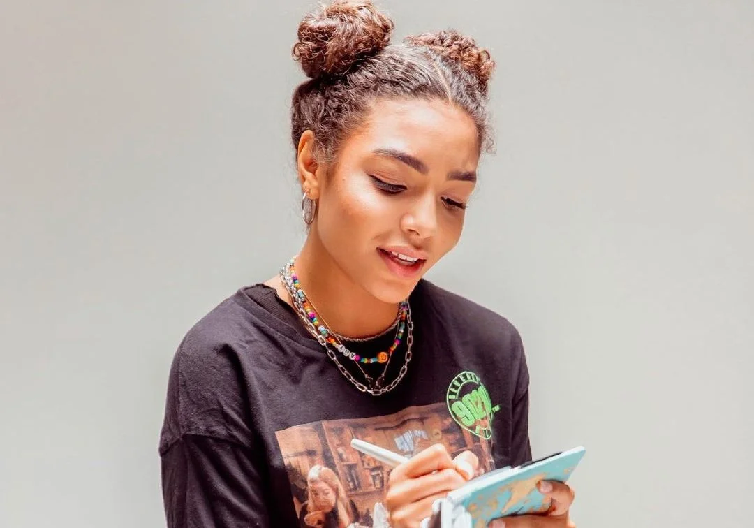 Any Gabrielly entrega tudo e está apaixonada pelo seu futuro em cover de ‘My Future’! Assista o clipe