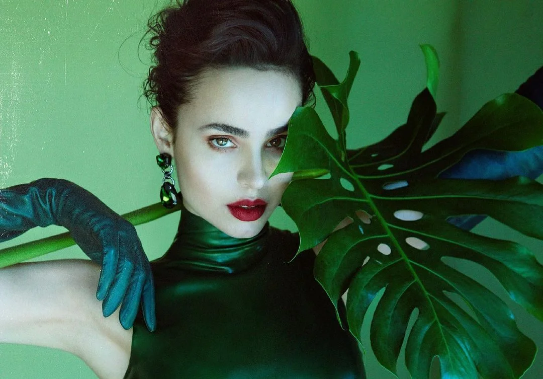 Sofia Carson abre o coração ao lançar ‘He Loves Me, But..’, seu novo single