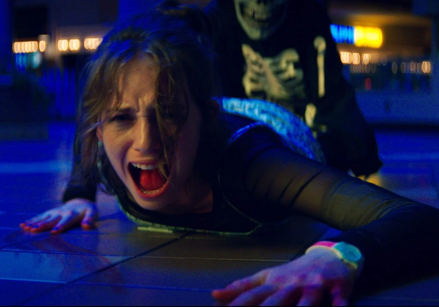 Vilão mascarado aterroriza Shadyside e Maya Hawke em trailer inédito de ‘Rua do Medo parte 1: 1994’