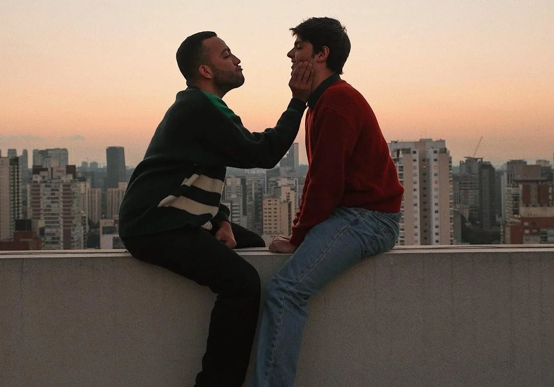 Muito fofos! Lucas Rangel grava primeiro vídeo com namorado para o Youtube