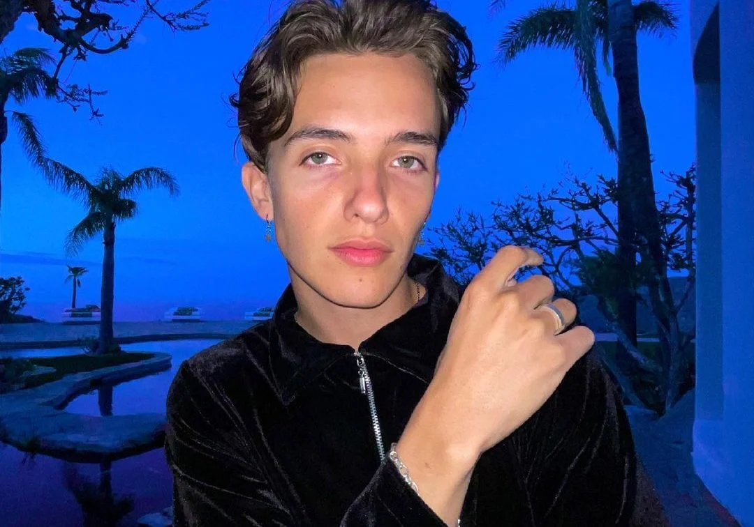 Sem defeitos: Noah Urrea entrega tudo em novo cover! Confira o clipe