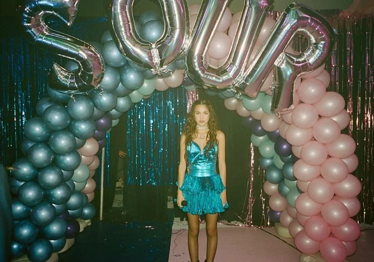 Olivia Rodrigo entrega um baile de formatura impecável ao som das faixas de ‘Sour’! Vem assistir