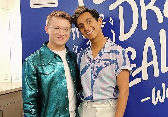 Joe Serafini e Frankie Rodriguez emocionam com apresentação de ‘A Whole New World’ em evento LGBTQIA+ da Disney