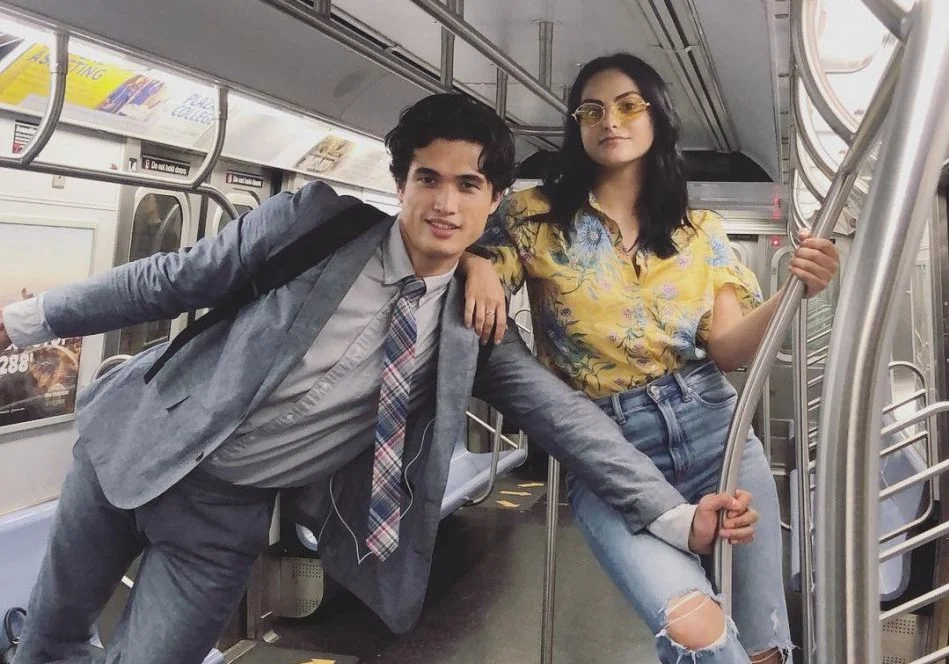 Camila Mendes e Charles Melton voltaram a namorar, segundo site