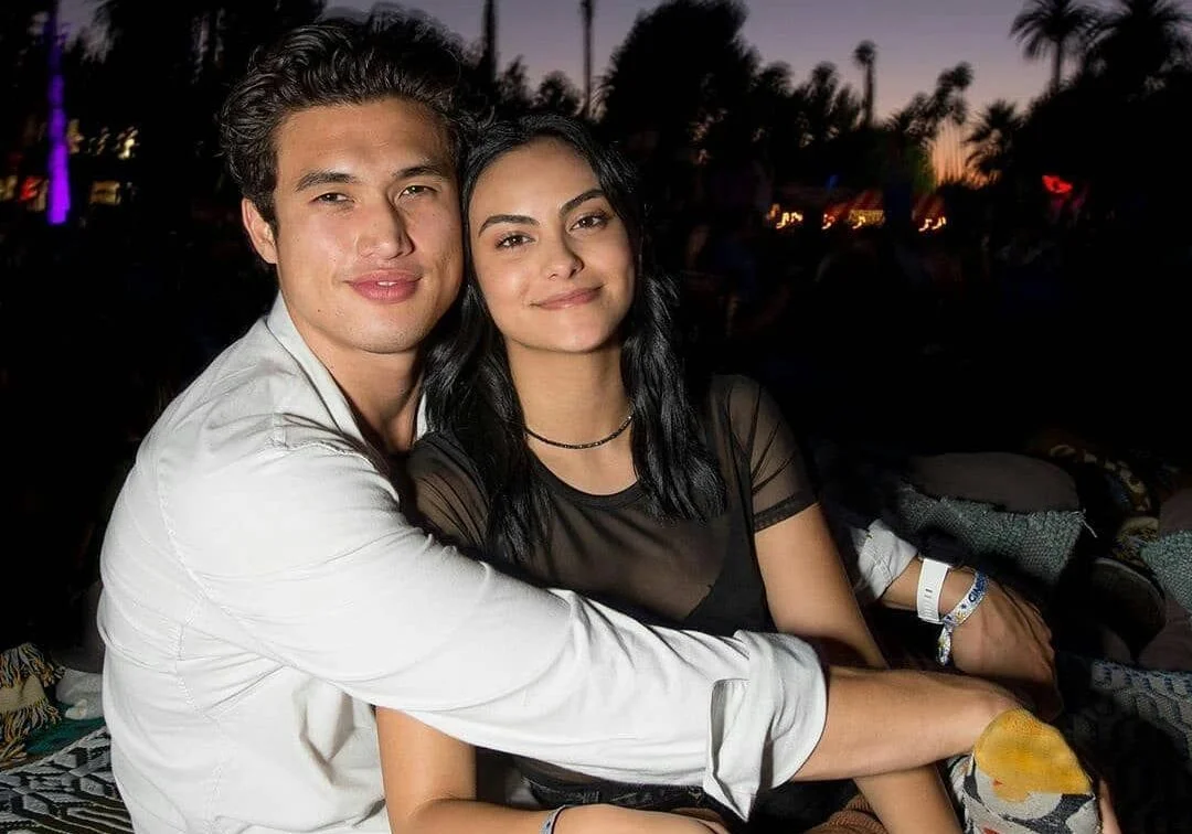 Voltaram? Camila Mendes e Charles Melton são flagrados juntos e aumentam rumores de namoro