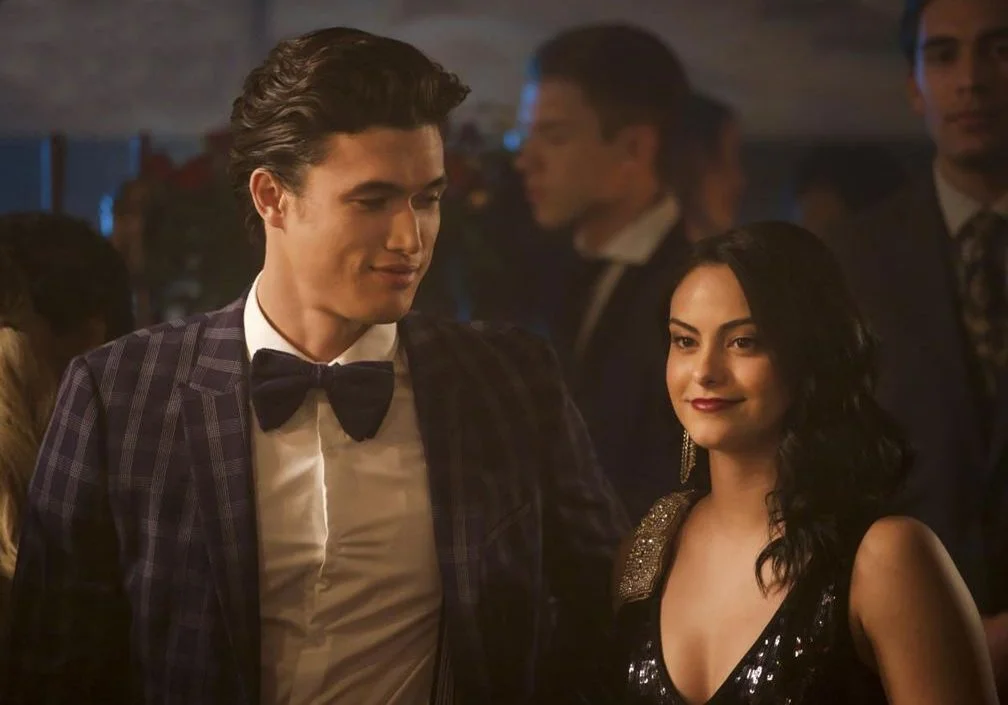 Camila Mendes passa aniversário ao lado de Charles Melton e rumores de namoro aumentam