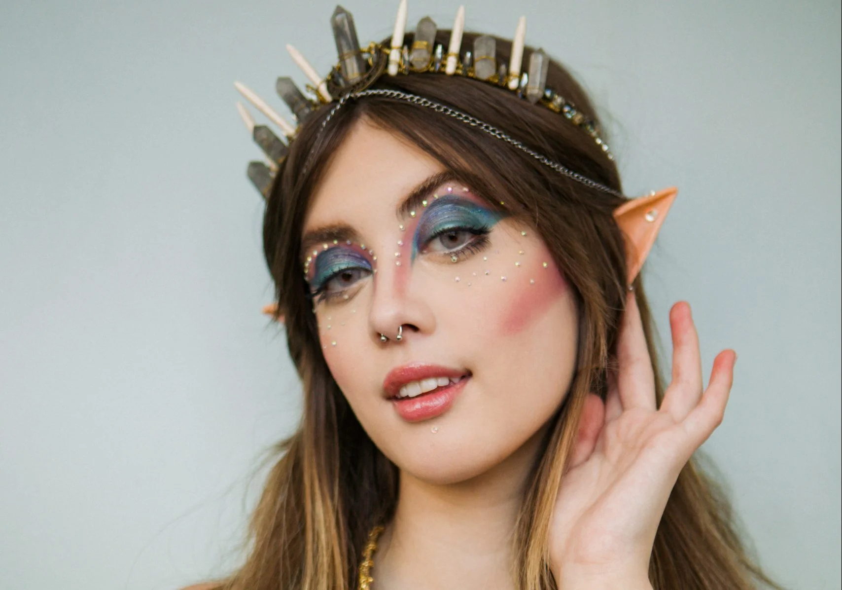 Ananda vira uma alienígena e reflete sobre autoaceitação no clipe fantástico de ‘Só Eu’