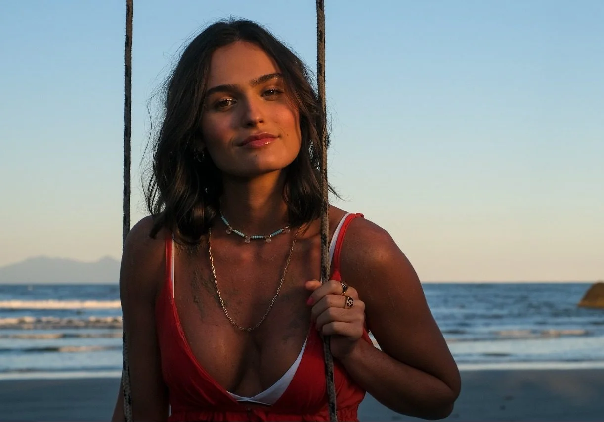 Bia Gullo está com saudade de um amor em seu novo single ‘Pensando em Tu’