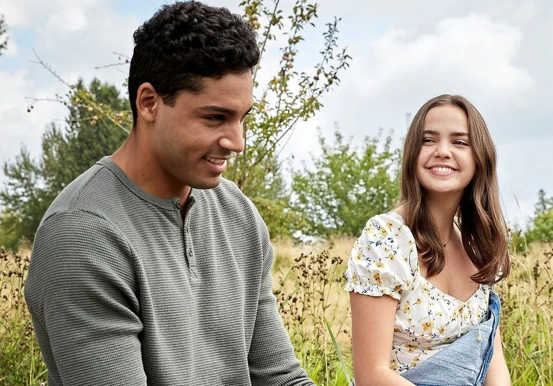 Bailee Madison corre atrás de um porco em teaser inédito de ‘A Cinderella Story: Starstruck’
