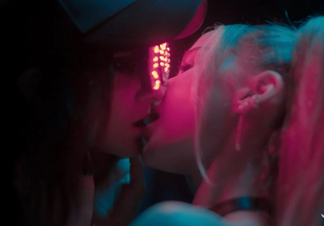 Dove Cameron é hipnotizada e beija Rezz em clipe de ‘Taste Of You’! Vem assistir o vídeo