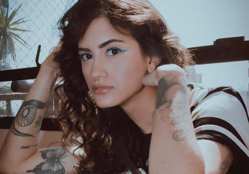 Clipe novo a caminho? Day posta vídeo misterioso em set de filmagem