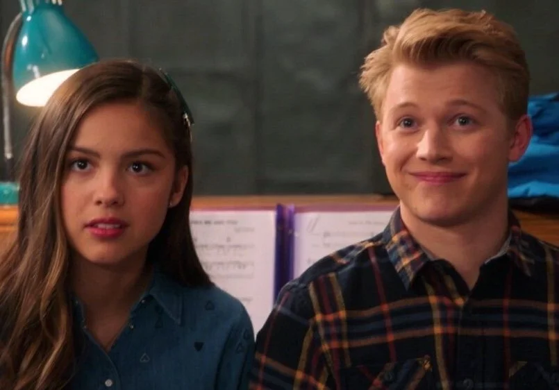 Joe Serafini revela qual cena de ‘HSM: The Series’ aconteceu na vida real! E Olivia Rodrigo está no meio