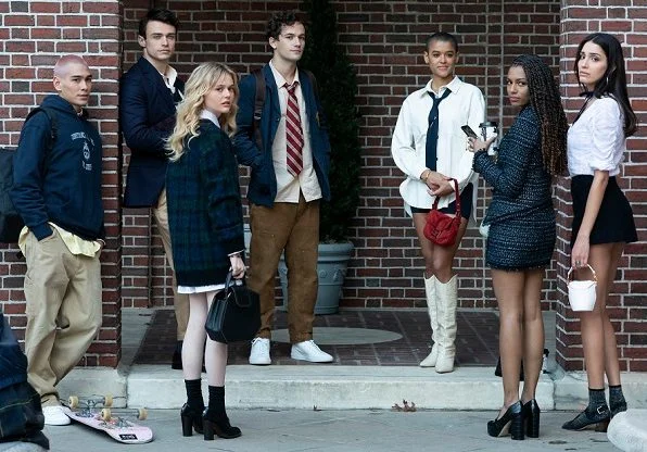 Pegação, intrigas e o retorno triunfal da garota do blog marcam o primeiro trailer de ‘Gossip Girl’!